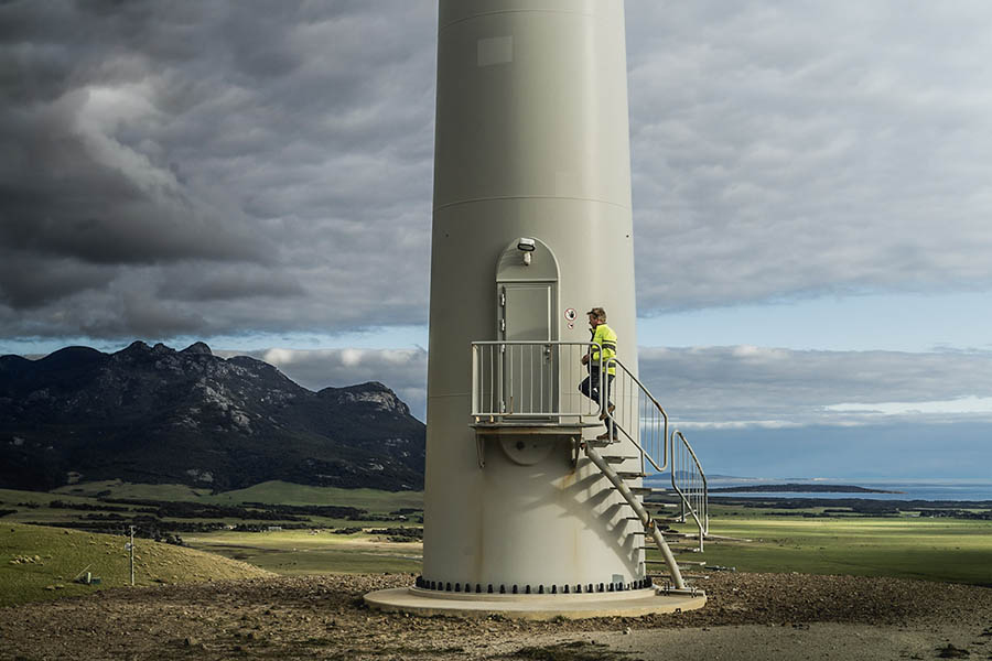 韦德体育APP官网塔斯马尼亚水电工人阿伦爬上通往风力涡轮机的楼梯