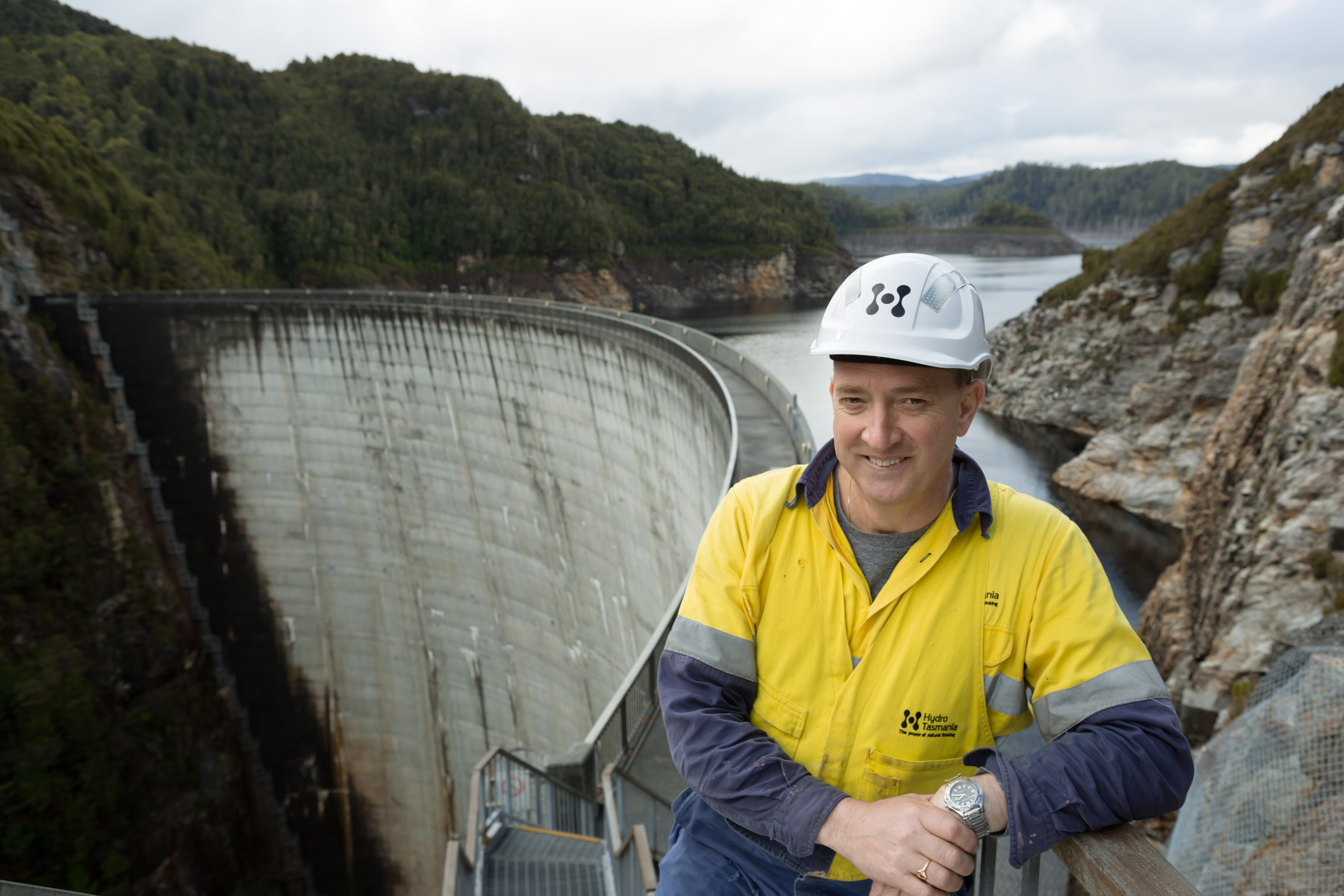 韦德体育APP官网Hydro Tasmania员工Brett在Gordon Dam