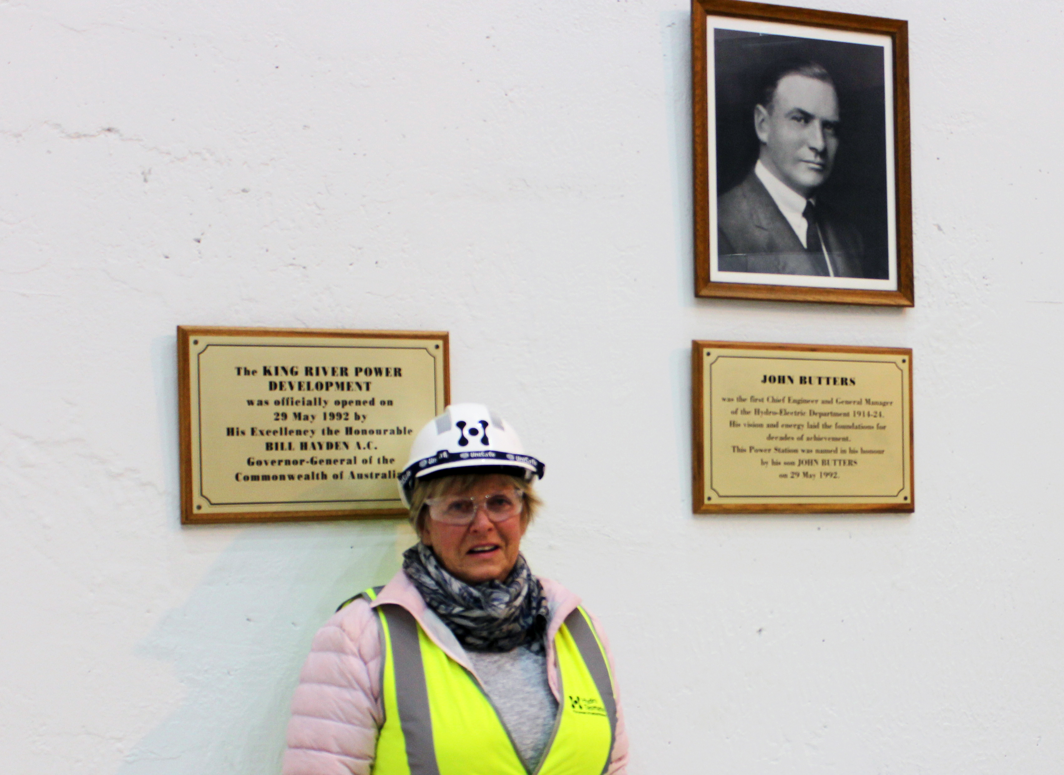 佩妮·赫罗德站在约翰·巴特发电站的祖父画像下