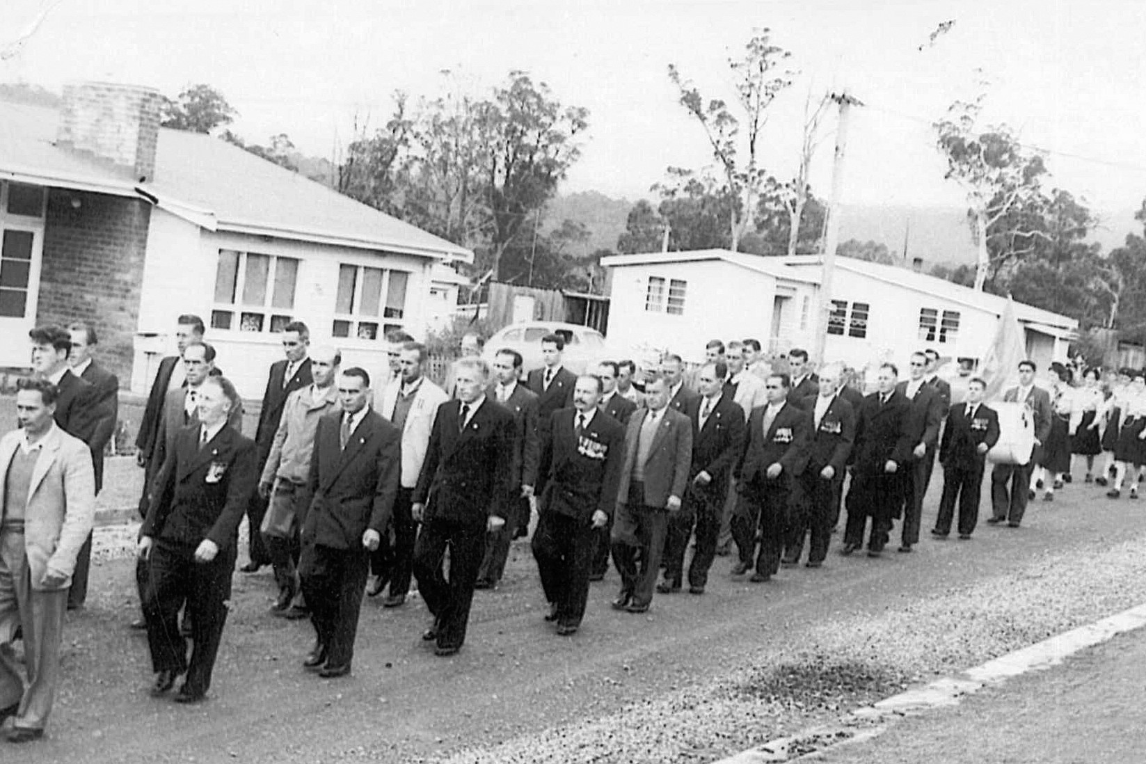 在瓦亚提纳举行澳新军团日游行的男子的黑白图像