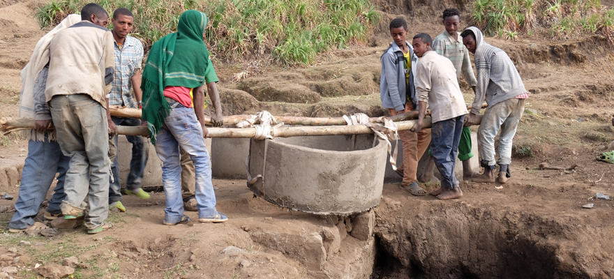 在“村之水”项目的支持下，建设一口新井