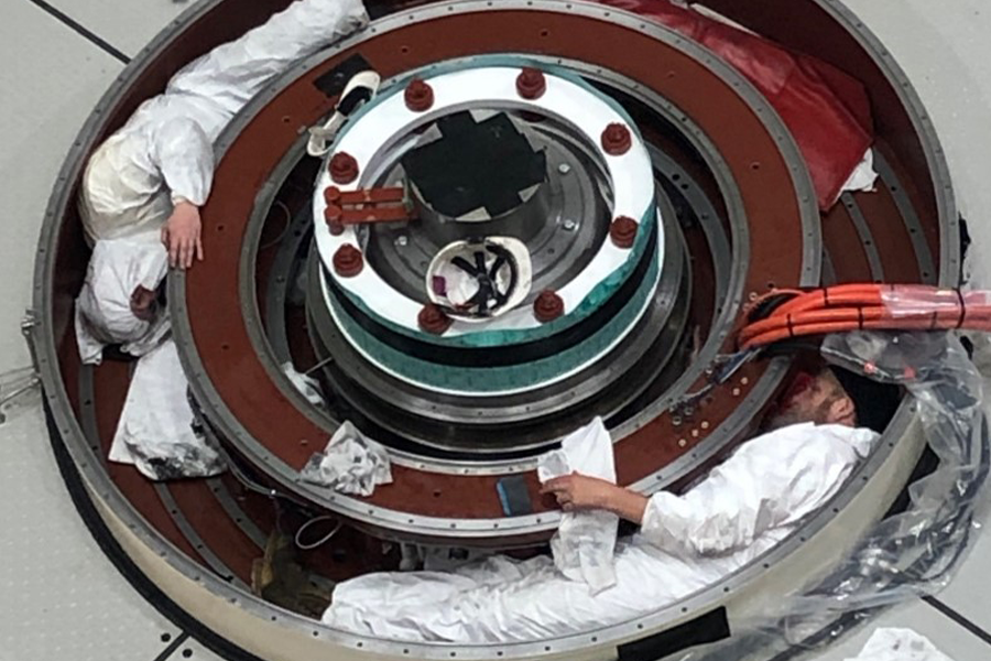 两名工人在威尔莫特电站的涡轮机上工作
