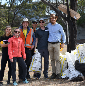 参加“清理澳大利亚日”活动的一群员工，手里拿着他们收集到的一袋袋垃圾