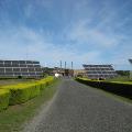 带有太阳能电池板和赫xley山涡轮机的Currie发电站